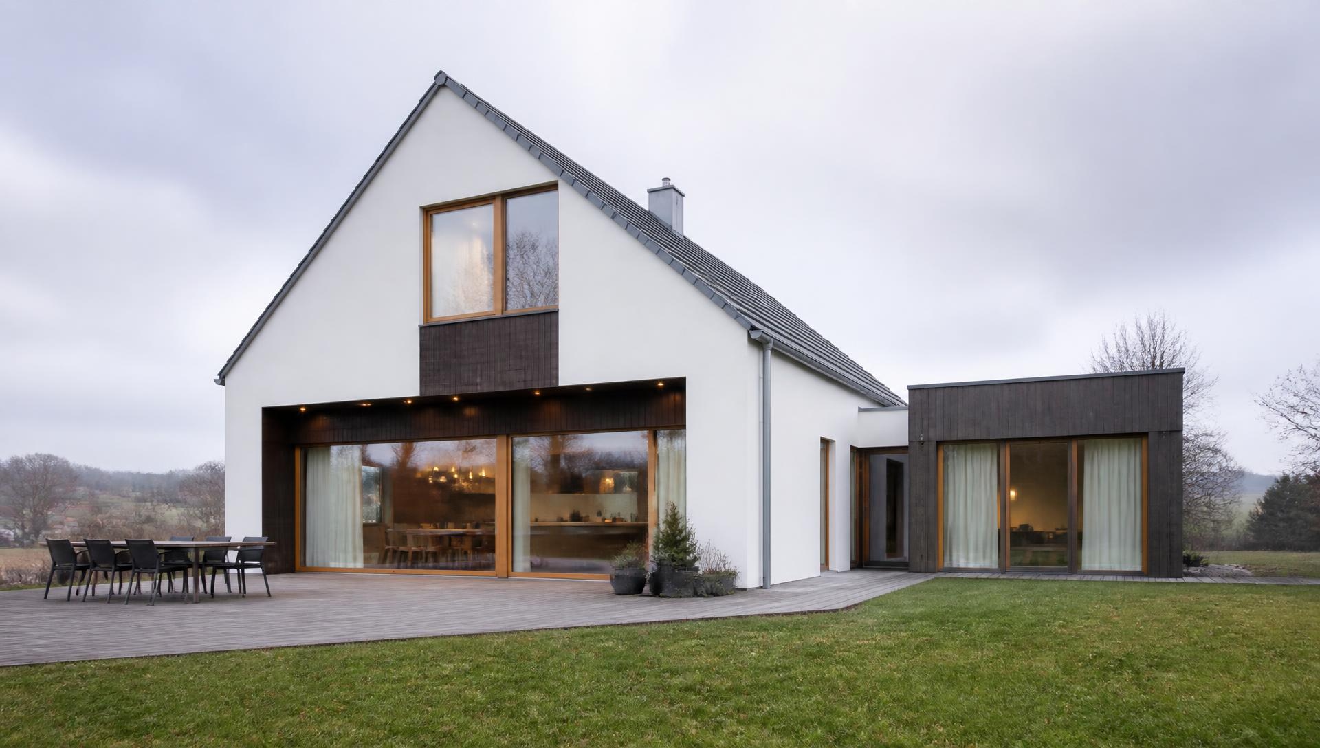 Modernes Wohnhaus mit weißer Putzfassade und Holzelementen